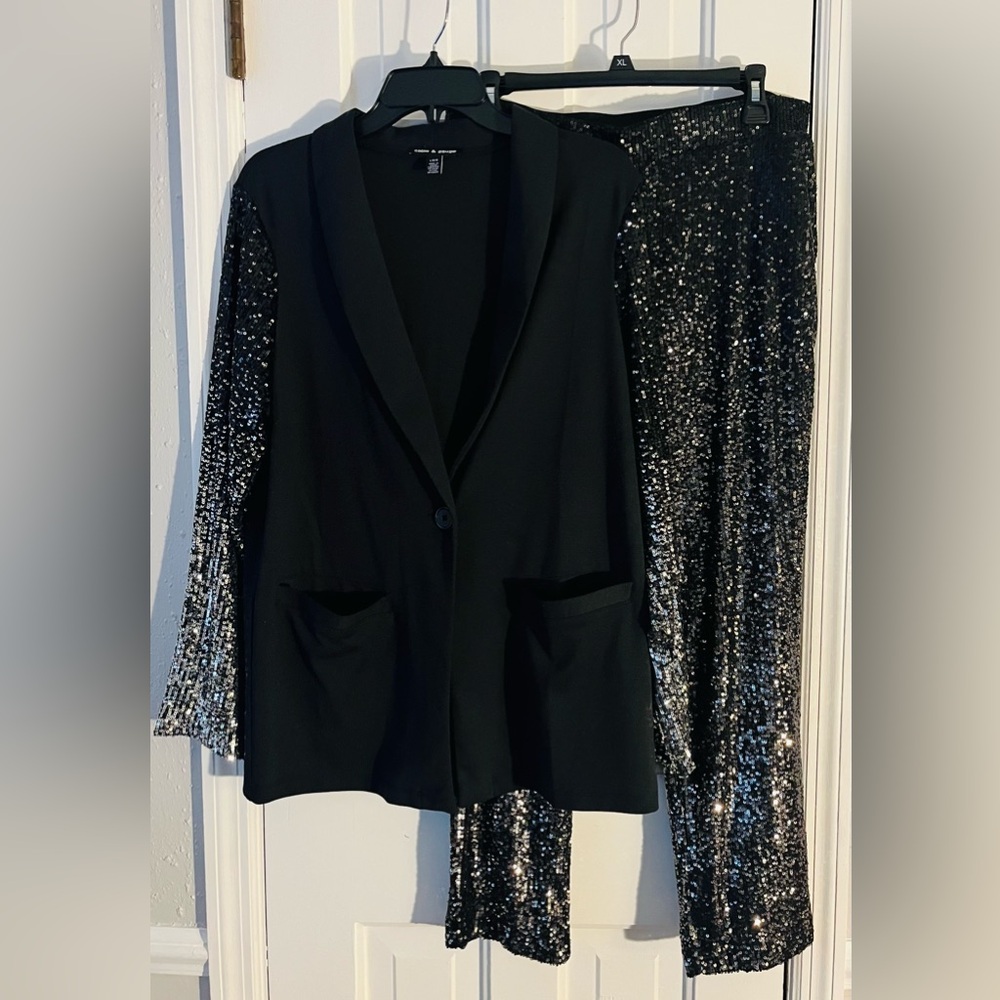 CABLE & GUAGE Women's 2-Piece Black and Silver Sequins PantSuit. Size: Large